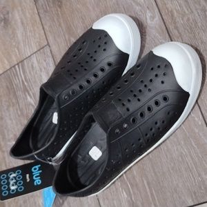 Blue brand Croc like womens shoes. NWT. Size 7